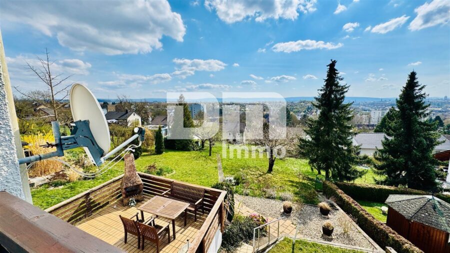 (R)eserviert!Teilsaniertes Traumhaus in begehrter Lage auf großem Grundstück mit Panoramablick - Ausblick auf Kassel 3 Balkon EG